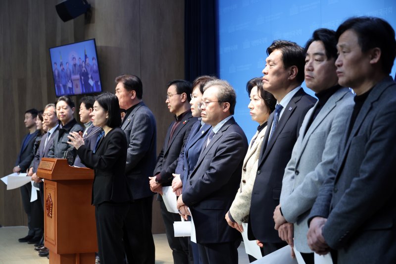 더불어민주당 3선 국회의원들이 12일 서울 여의도 국회 소통관에서 윤석열 대통령 파면 촉구 기자회견을 하고 있다. 연합뉴스