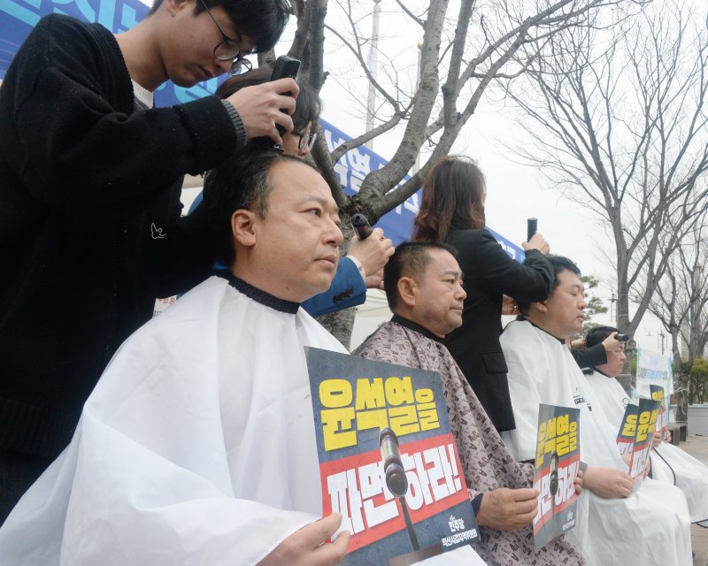 12일 전북특별자치도청 앞에서 더민주전북혁신회의 주요 인사 5명이 '윤석열 즉각 파면'을 요구하며 삭발하고 있다. 뉴스1