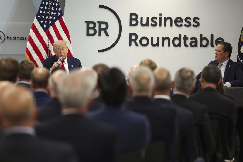 [워싱턴=AP/뉴시스] 도널드 트럼프 미국 대통령이 11일(현지 시간) 워싱턴에서 열린 비즈니스 라운드테이블 회의에 참석해 연설하고 있다. 2025.03.12.