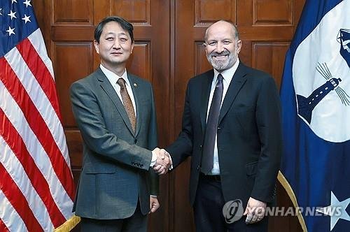 미 상무부 장관과 악수하는 안덕근 장관 (출처=연합뉴스)