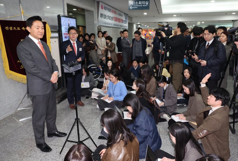[서울=뉴시스] 조성우 기자 = 오세훈 서울시장이 지난 11일 오전 서울 여의도 국회 의원회관에서 열린 '북핵 앞에 선 우리의 선택, 핵 잠재력 확보를 위한 한미 안보협력 전략' 국회무궁화포럼 제6회 토론회를 마친 뒤 취재진 질문을 받고 있다. 2025.03.12. xconfind@newsis.com