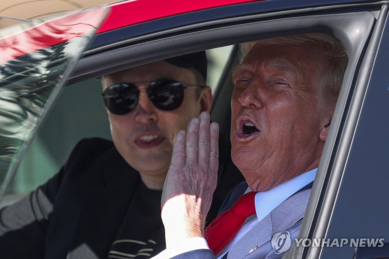머스크와 함께 테슬라 차량에 탄 트럼프 (출처=연합뉴스)