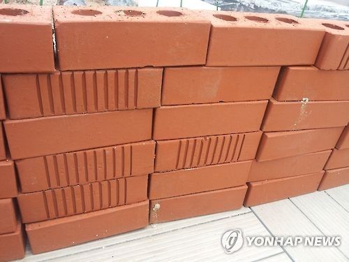 아파트 단지서 초등생 향해 벽돌 투척… 용의자 추적중