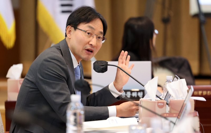 [대구=뉴시스] 이무열 기자 = 임광현 더불어민주당 의원이 24일 대구 중구 한국은행 대구경북본부에서 열린 대구지방국세청·대구본부세관·대구지방조달청·동북지방통계청·한국은행 대구경북본부·포항본부에 대한 국정감사에서 질의하고 있다. 2024.10.24. lmy@newsis.com