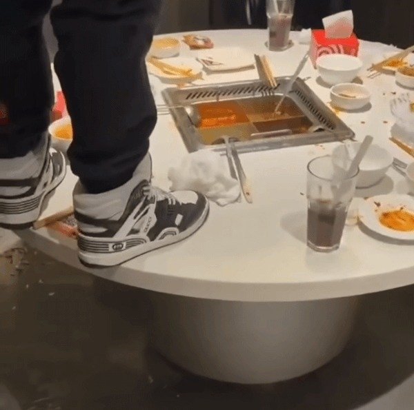 부모가 4억 벌금...훠궈 소변테러 中 경악 시킨 두 소년의 최후