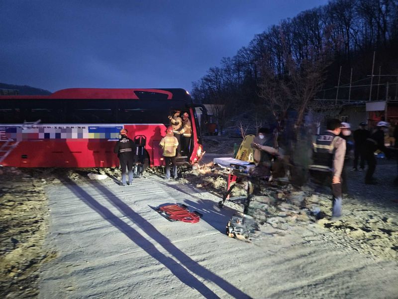 원주서 통근버스 도로 경계석과 충돌...중상 8명·경상 27명 발생