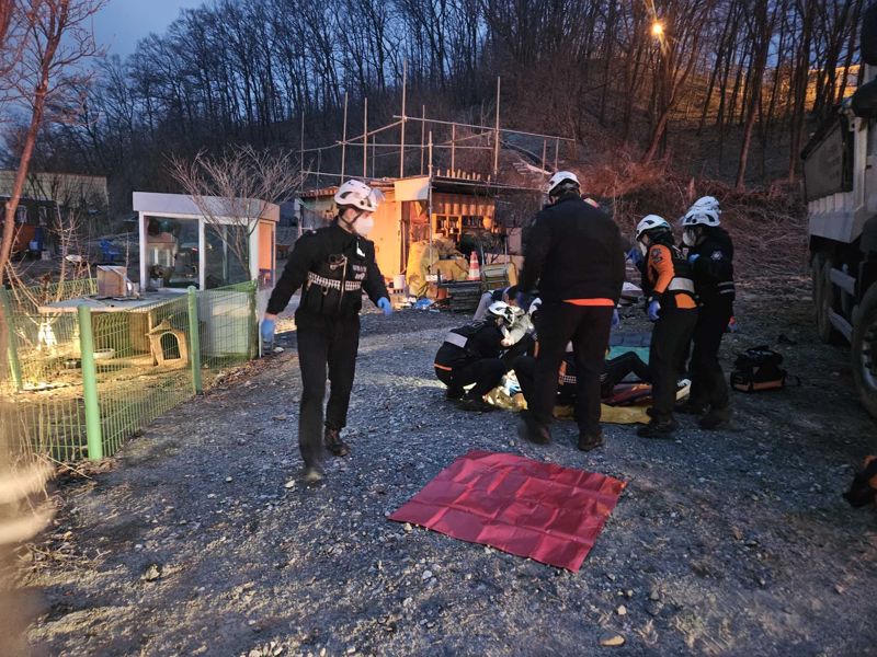 원주서 통근버스 도로 경계석과 충돌...중상 8명·경상 27명 발생