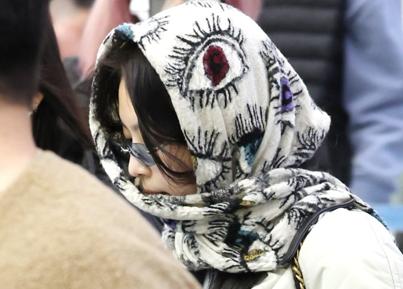 제니의 공항패션.. 머플러로 완성한 고급스러운 룩