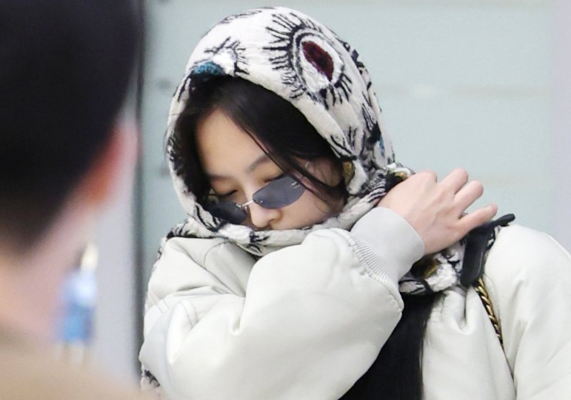 제니의 공항패션.. 머플러로 완성한 고급스러운 룩