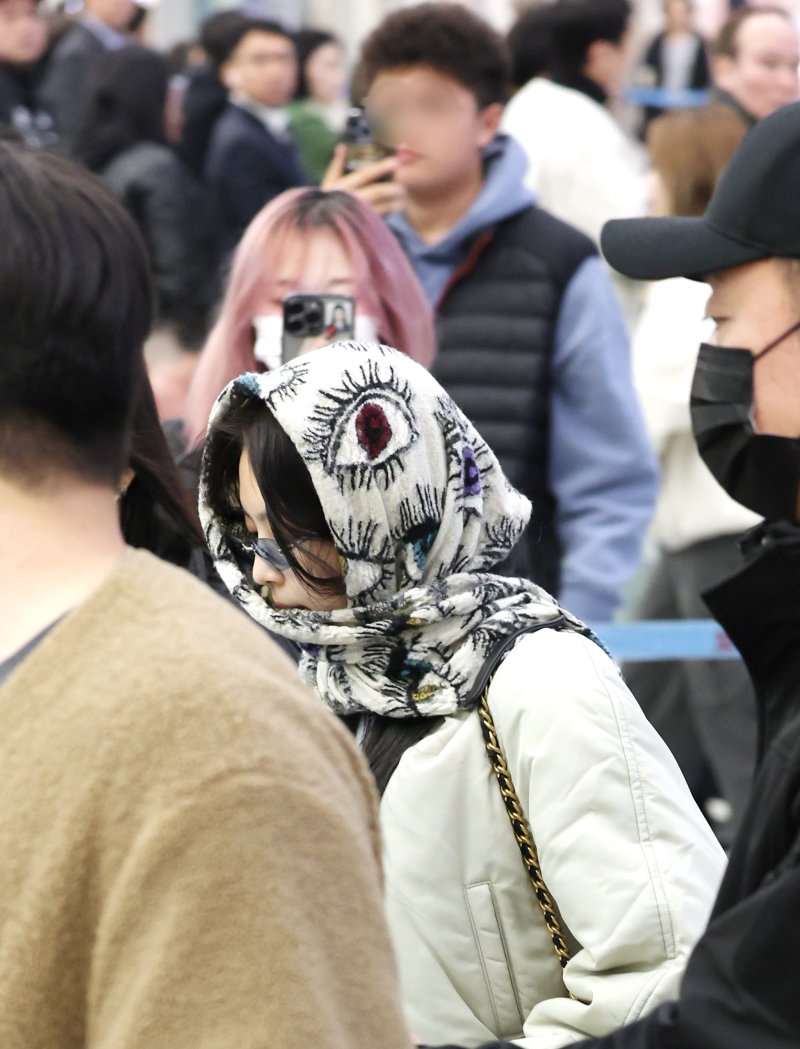 제니의 공항패션.. 머플러로 완성한 고급스러운 룩