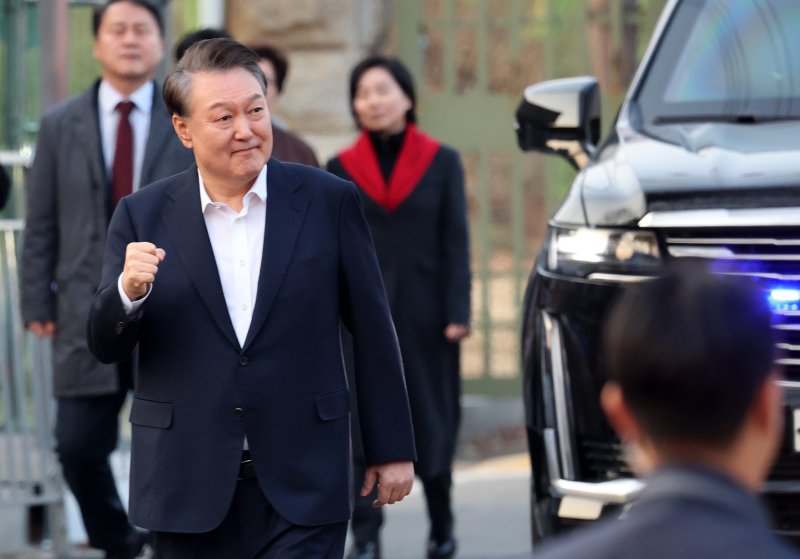 법원의 구속취소 청구 인용으로 석방된 윤석열 대통령이 지난 8일 오후 경기 의왕시 서울구치소를 빠져나오며 지지자들에게 인사하고 있다./뉴스1 ⓒ News1 오대일 기자