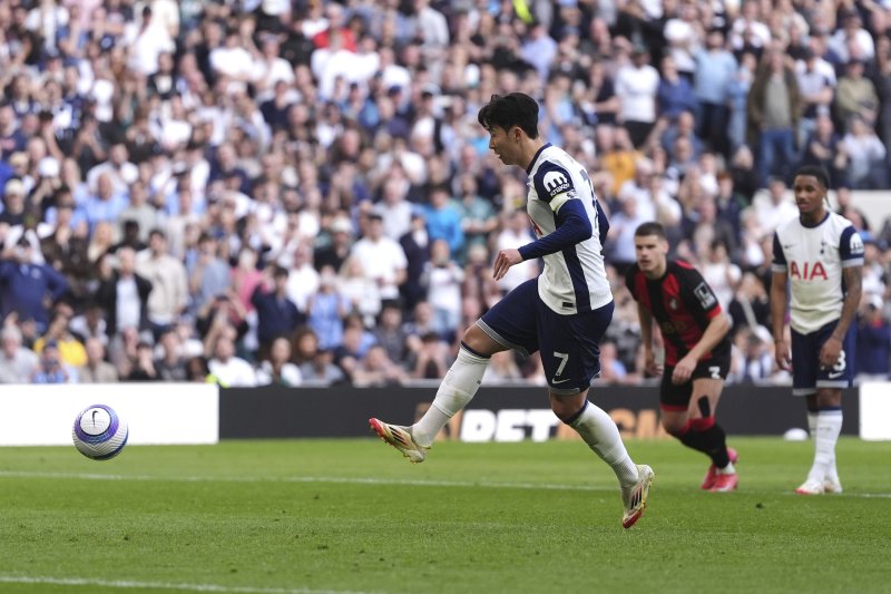 [런던=AP/뉴시스] 토트넘 홋스퍼의 손흥민이 9일(현지 시간) 영국 런던 토트넘 홋스퍼 스타디움에서 열린 224-25 프리미어리그 28라운드 본머스와 경기 후반 37분 페널티킥(PK)으로 동점 골을 넣고 있다. 손흥민은 리그 7호를 기록하며 팀을 패배에서 구했고 토트넘은 2-2로 비겼다. 2025.03.10.