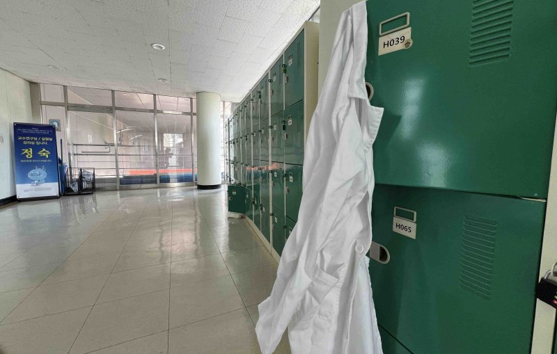 [서울=뉴시스] 김근수 기자 = 정부가 의과대학 입학정원을 재검토한 가운데 11일 오후 서울 시내의 한 의과대학 사물함에 흰 가운이 놓여 있다. 2024.03.11. ks@newsis.com