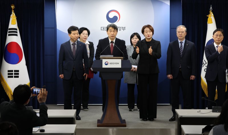 [서울=뉴시스] 배훈식 기자 = 이주호 사회부총리 겸 교육부 장관이 7일 오후 서울 종로구 정부서울청사에서 의과대학 학생 복귀 및 교육 정상화 관련 브리핑을 하고 있다. 2025.03.07. dahora83@newsis.com