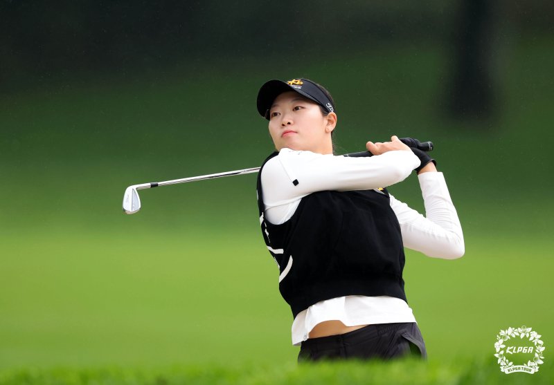 [서울=뉴시스] 김선웅 기자 = 지난해 11월2일 제주 엘리시안제주CC에서 열린 S-OIL 챔피언십 2024 2R, 방신실 프로가 1번홀 아이언샷을 날리고 있다. (사진=KLPGT/박준석 제공) 2024.11.02. photo@newsis.com *재판매 및 DB 금지