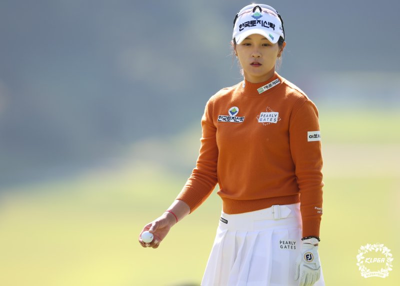 [서울=뉴시스] 지난해 10월24일 경기 용인 88CC에서 열린 덕신EPC 서울경제 레이디스 클래식 1라운드 9번홀에서 박현경이 그린을 파악하고 있다. (사진=KLPGT 제공) 2024.10.24. photo@newsis.com *재판매 및 DB 금지
