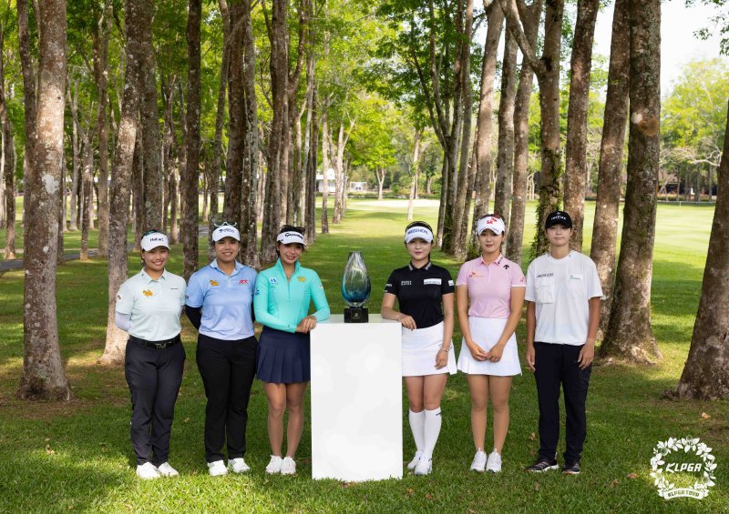 [서울=뉴시스] 홍효식 기자 = 12일 태국 푸켓 블루캐니언CC에서 열린 '블루캐니언 레이디스 챔피언십' 공식 포토콜에서 차네티 완나센(왼쪽부터), 안삐차야 유볼, 키라 푸차른, 이예원, 김재희, 박성현이 포즈를 취하고 있다. (사진=KLPGA 제공) 2025.03.12. photo@newsis.com *재판매 및 DB 금지