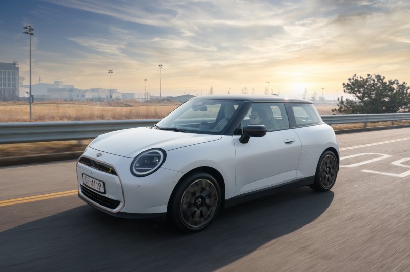 [서울=뉴시스] 더 뉴 올-일렉트릭 MINI 쿠퍼. (사진=MINI 코리아 제공) 2025.03.13 photo@newsis.com *재판매 및 DB 금지