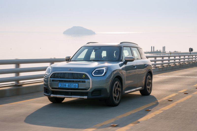 [서울=뉴시스] 더 뉴 올-일렉트릭 MINI 컨트리맨. (사진=MINI 코리아 제공) 2025.03.13 photo@newsis.com *재판매 및 DB 금지