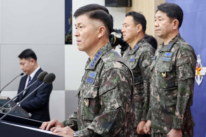 이영수 공군참모총장이 10일 오전 서울 용산구 국방부에서 포천 전투기 오폭 사고 관련 브리핑을 하고 있다. 2025.3.10/뉴스1 ⓒ News1 민경석 기자