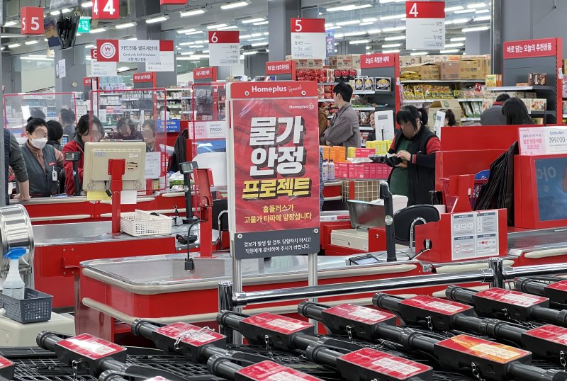 11일 서울 시내의 한 홈플러스 매장에서 시민들이 결제를 위해 대기하고 있다. 2025.3.11/뉴스1 ⓒ News1 박정호 기자