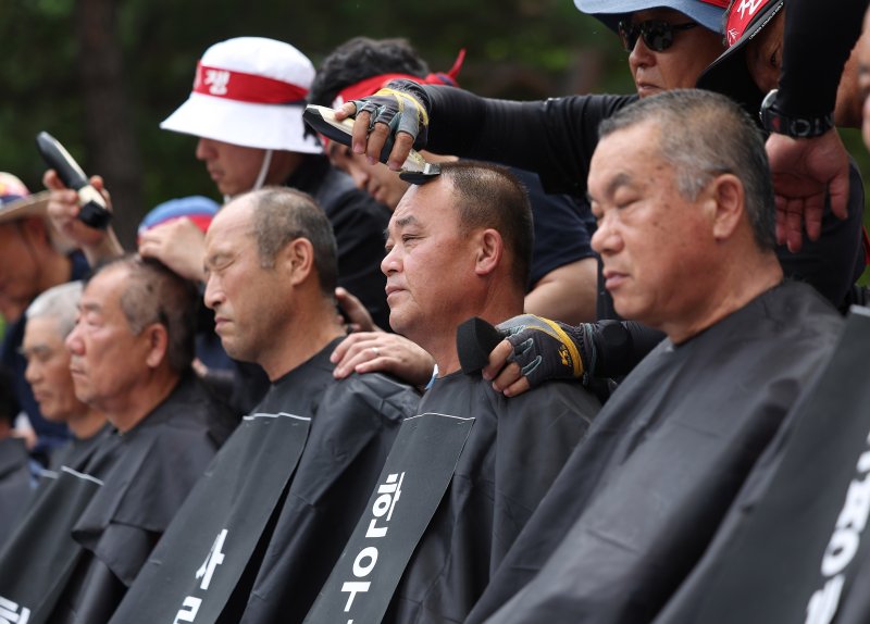 [서울=뉴시스] 김명년 기자 = 3일 오후 서울 영등포구 국회 앞에서 열린 '한우산업 안정화 촉구 한우 반납 투쟁' 집회에서 전국한우협회 임원들이 삭발식을 하고 있다. 2024.07.03. kmn@newsis.com