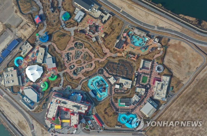 첫 부분 휴장 들어간 춘천 레고랜드 (출처=연합뉴스)