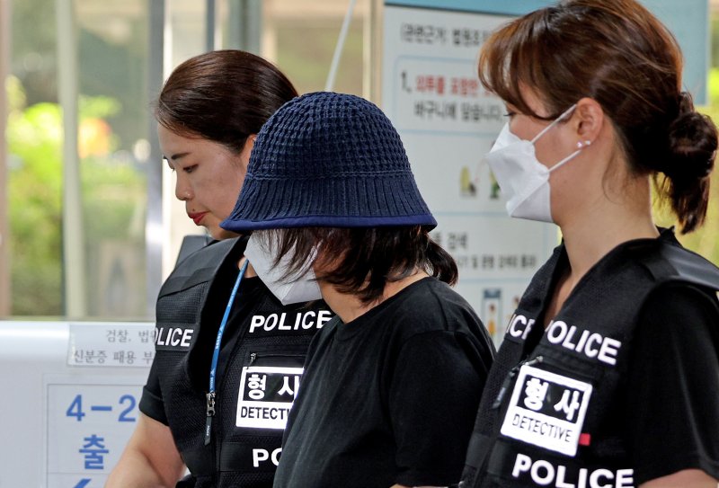 유네스코 세계문화유산 조선왕릉 선릉을 훼손한 50대 여성 A씨가 16일 오후 서울 서초구 서울중앙지법에서 구속 전 피의자심문(영장실질심사)을 받기 위해 법정으로 이동하고 있다. A씨는 지난 14일 선릉 성종대왕릉에 구멍을 파 훼손한 혐의(문화유산법 위반 등)를 받는다. 2024.8.16/뉴스1 ⓒ News1 장수영 기자