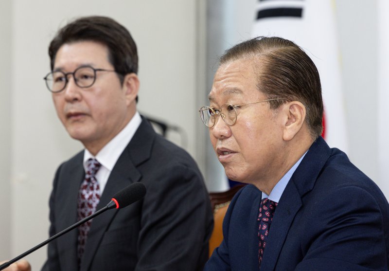 권영세 국민의힘 비상대책위원장이 13일 오전 서울 여의도 국회에서 현안 관련 기자회견을 열고 최재해 감사원장과 이창수 서울중앙지검장 등 검사 3명에 대한 국회의 탄핵소추 기각 판결에 대한 입장을 밝히고 있다. 뉴스1