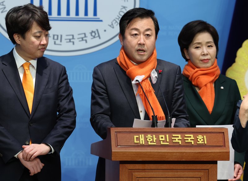 [서울=뉴시스] 추상철 기자 = 김용남 개혁신당 정책위의장이 6일 오후 서울 여의도 국회에서 이준석 개혁신당 대표, 양향자 원내대표와 함께 '개혁신당 릴레이 정책 발표' 기자회견을 하고 있다. 2024.02.06. scchoo@newsis.com