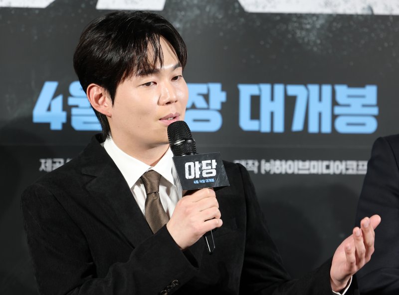 배우 류경수가 13일 오전 서울 강남구 삼성동 메가박스 코엑스점에서 열린 영화 '야당' 제작보고회에 참석해 인사말을 하고 있다. '야당'은 대한민국 마약판을 설계하는 브로커 '야당', 더 높은 곳에 오르려는 '검사', 마약 범죄 소탕에 모든 것을 건 ‘형사’가 서로 다른 목적을 가지고 엮이며 펼쳐지는 범죄 액션 영화다. ⓒ News1 권현진 기자