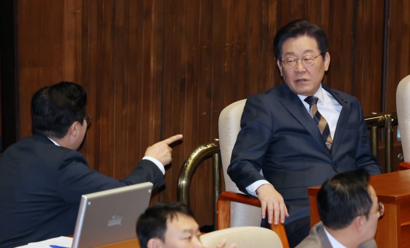 이재명(오른쪽) 더불어민주당 대표가 13일 오후 서울 여의도 국회에서 열린 제423회 국회(임시회) 제1차 본회의에서 박찬대 원내대표와 대화하고 있다. 뉴시스