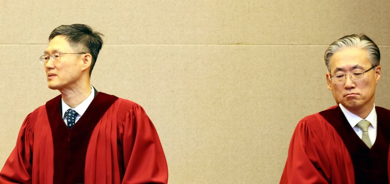 [서울=뉴시스] 박주성 기자 = 이창수 중앙지검장 등 검사 3인 및 최재해 감사원장에 대한 탄핵심판이 열린 13일 오전 서울 종로구 헌법재판소에서 문형배 헌법재판소장 권한대행을 비롯한 헌법재판관들이 심판정으로 들어서고 있다. 2025.03.13. park7691@newsis.com