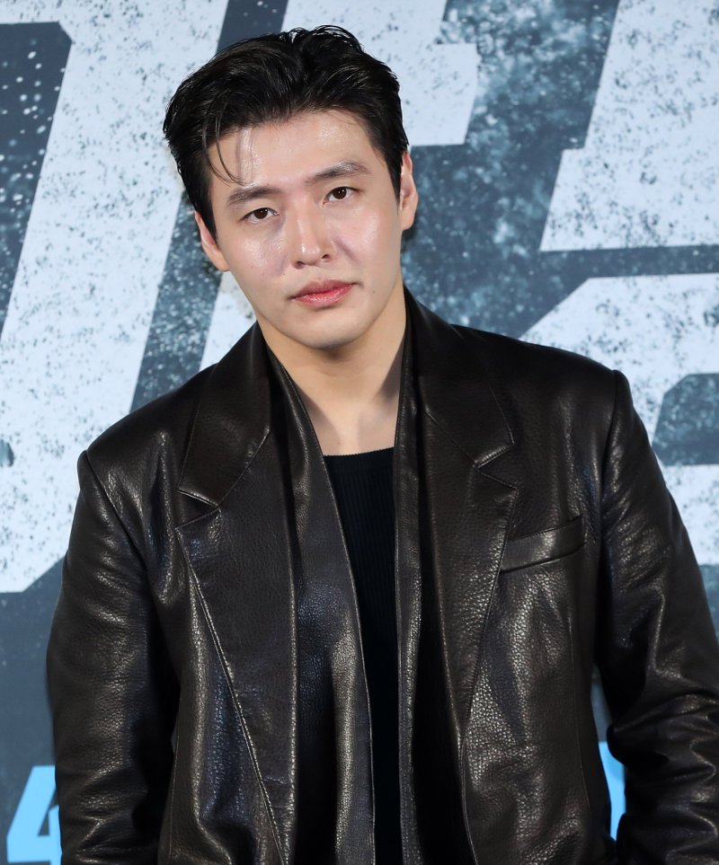 [서울=뉴시스] 김혜진 기자 = 배우 강하늘이 13일 오전 서울 강남구 메가박스 코엑스에서 열린 영화 '야당' 제작보고회에서 포즈를 취하고 있다.'야당'은 대한민국 마약판을 설계하는 브로커 '야당', 더 높은 곳에 오르려는 '검사', 마약 범죄 소탕에 모든 것을 건 '형사'가 서로 다른 목적을 가지고 엮이며 펼쳐지는 범죄 액션 영화. 오는 4월 23일 개봉 예정이다. 2025.03.13. jini@newsis.com