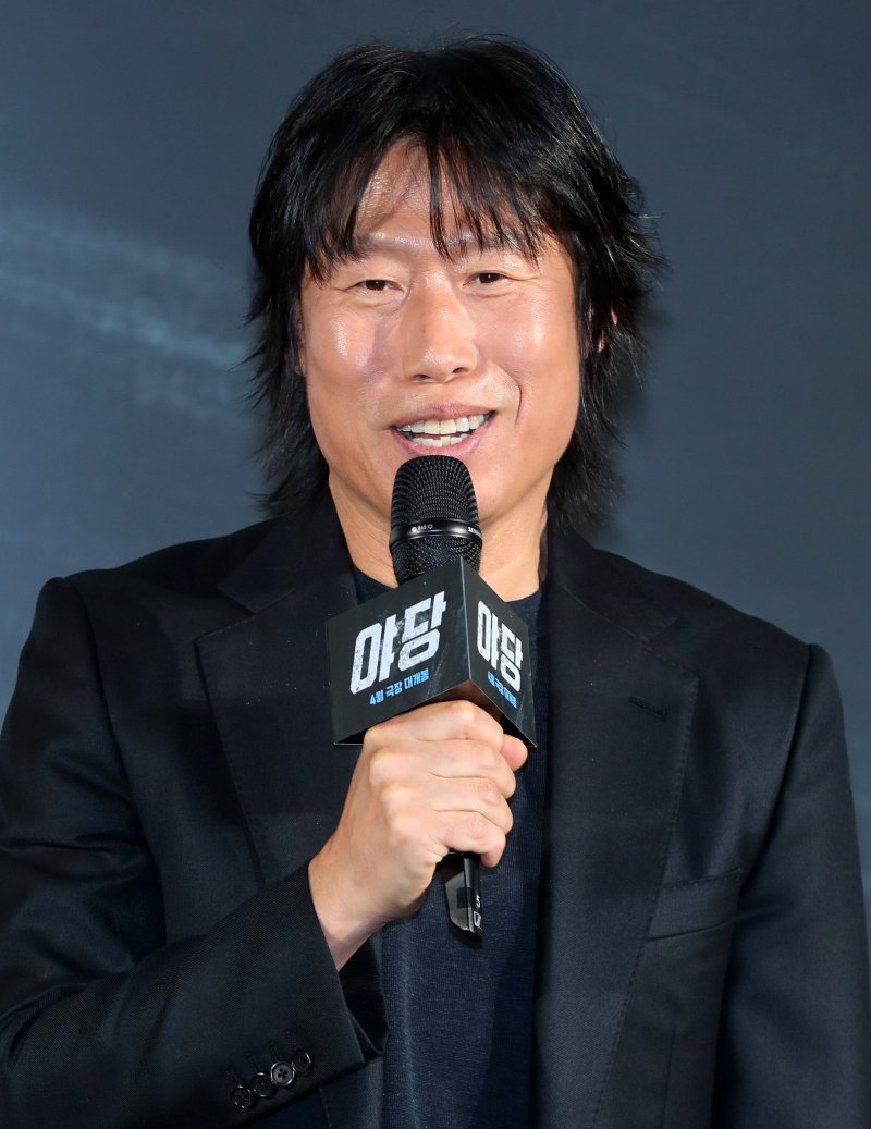 [서울=뉴시스] 김혜진 기자 = 배우 유해진이 13일 오전 서울 강남구 메가박스 코엑스에서 열린 영화 '야당' 제작보고회에서 인사말을 하고 있다.'야당'은 대한민국 마약판을 설계하는 브로커 '야당', 더 높은 곳에 오르려는 '검사', 마약 범죄 소탕에 모든 것을 건 '형사'가 서로 다른 목적을 가지고 엮이며 펼쳐지는 범죄 액션 영화. 오는 4월 23일 개봉 예정이다. 2025.03.13. jini@newsis.com