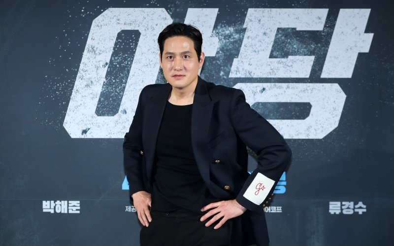 [서울=뉴시스] 김혜진 기자 = 배우 박해준이 13일 오전 서울 강남구 메가박스 코엑스에서 열린 영화 '야당' 제작보고회에서 포즈를 취하고 있다.'야당'은 대한민국 마약판을 설계하는 브로커 '야당', 더 높은 곳에 오르려는 '검사', 마약 범죄 소탕에 모든 것을 건 '형사'가 서로 다른 목적을 가지고 엮이며 펼쳐지는 범죄 액션 영화. 오는 4월 23일 개봉 예정이다. 2025.03.13. jini@newsis.com