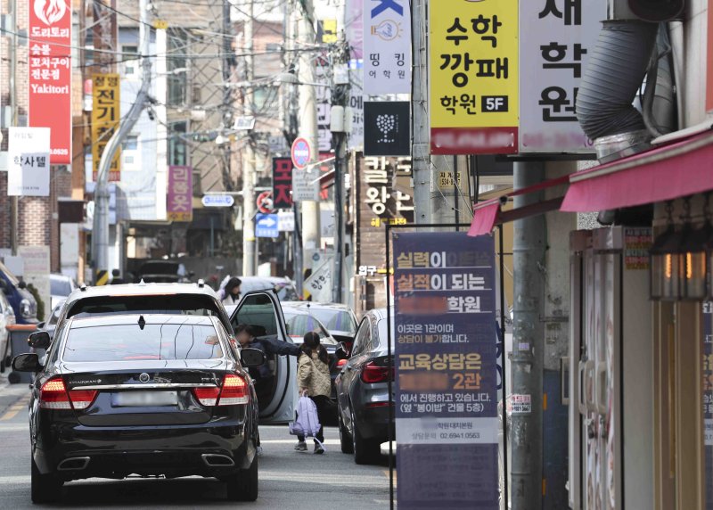 [서울=뉴시스] 김근수 기자 = 13일 서울 강남구 대치동 학원가에서 한 어린이가 학원으로 등원하고 있다. 교육부·통계청이 13일 공개한 2024 유아사교육비 시험조사 주요 결과를 보면 지난해 7~9월 3개월간 유아 172만1000명의 사교육비 지출 총액은 약 8154억원이었다. 1인당 월평균 지출액은 15만8000원이었다. 2025.03.13. ks@newsis.com