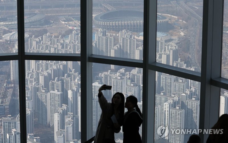 서울 롯데월드타워 전망대에서 바라본 송파구 아파트 단지. (출처=연합뉴스)