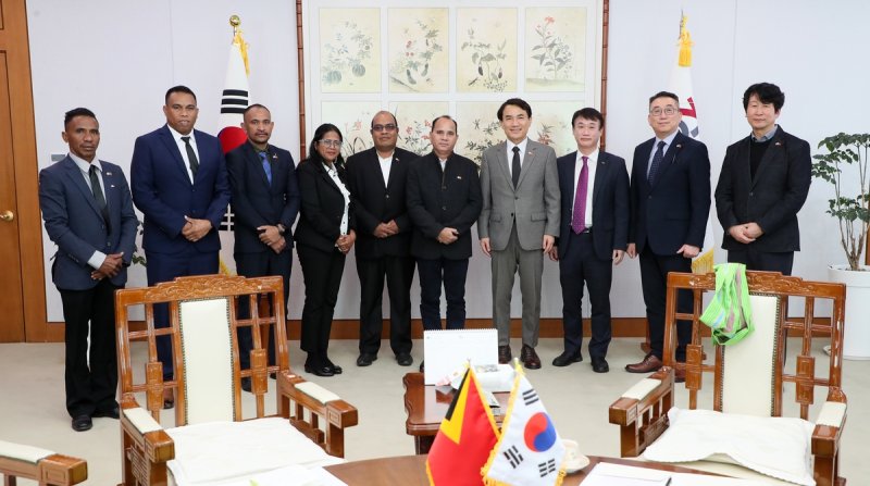 강원도 방문한 동티모르공화국 정부 관계자와 기념사진 (출처=연합뉴스)