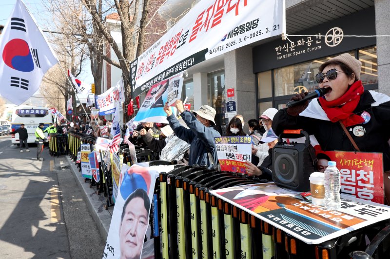 [서울=뉴시스] 박주성 기자 = 최재해 감사원장 및 이창수 중앙지검장 등 검사 3인에 대 탄핵심판이 열린 13일 오전 서울 종로구 헌법재판소 앞에서 탄핵 반대 시위가 열리고 있다. (공동취재) 2025.03.13. photo@newsis.com