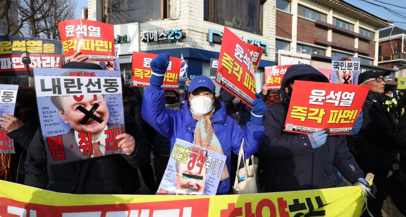[서울=뉴시스] 김선웅 기자 = 헌재의 윤석열 대통령에 대한 탄핵심판 선고가 임박한 13일 서울 종로구 헌법재판소 앞에서 반 윤석열 대통령 시민들이 탄핵을 촉구하고 있다. 2025.03.13. mangusta@newsis.com
