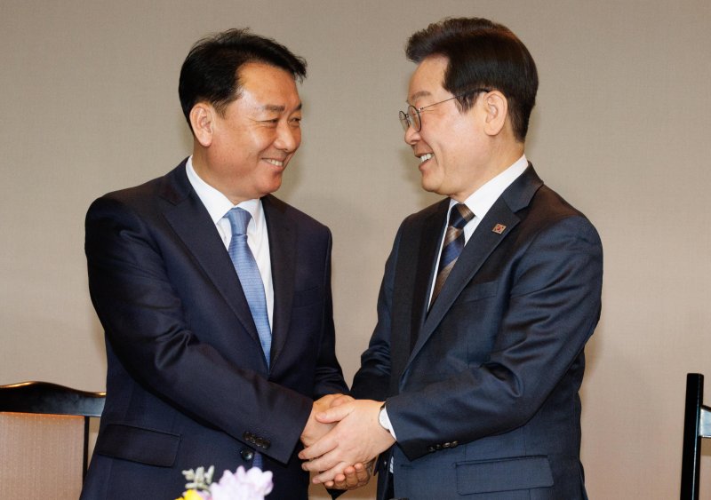 [서울=뉴시스] 국회사진기자단= 이재명 더불어민주당 대표가 13일 오후 서울 여의도 한 식당에서 이광재(왼쪽) 전 국회 사무총장과 회동하며 악수하고 있다. 2025.03.13. photo@newsis.com