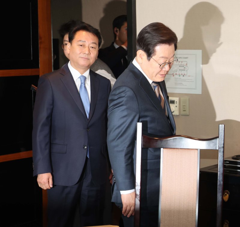[서울=뉴시스] 국회사진기자단= 이재명 더불어민주당 대표와 이광재 (왼쪽) 전 국회 사무총장이 13일 서울 여의도의 한 음식점에서 만나 함께 입장하고 있다. 2025.03.13. photo@newsis.com