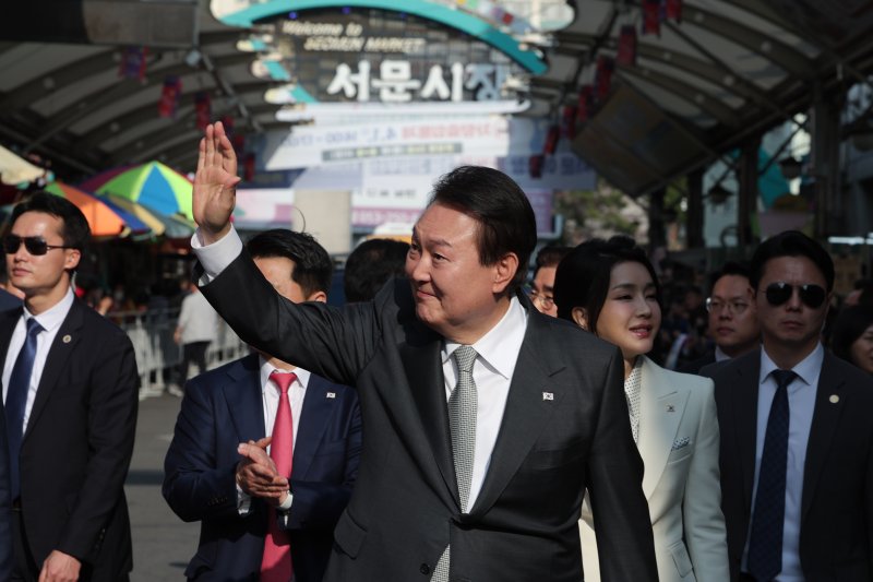 [대구=뉴시스] 윤석열 대통령이 1일 대구 서문시장에서 열린 '서문시장 100주년 기념식'에 참석하며 시민들과 인사하고 있다. (사진=대통령실 제공) 2023.04.01. photo@newsis.com *재판매 및 DB 금지