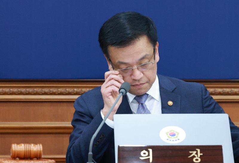 [서울=뉴시스] 최진석 기자 = 최상목 대통령 권한대행 부총리 겸 기획재정부 장관이 11일 정부서울청사에서 열린 국무회의에서 안경을 고쳐쓰고 있다. (대통령실통신사진기자단) 2025.03.11. myjs@newsis.com