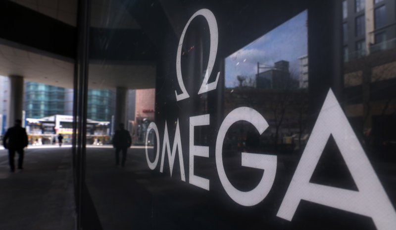 [서울=뉴시스] 김혜진 기자 = 럭셔리 시계 브랜드 오메가(OMEGA)가 오는 4월부터 국내에서 판매하는 전 제품을 대상으로 평균 3% 가량 가격을 인상한다. 오메가의 대표 품목인 시계 뿐만 아니라 액세서리 제품까지 인상될 예정이다. 사진은 16일 서울 시내 한 오메가 매장 앞으로 시민들이 지나가고 있다. 2025.02.25. jini@newsis.com
