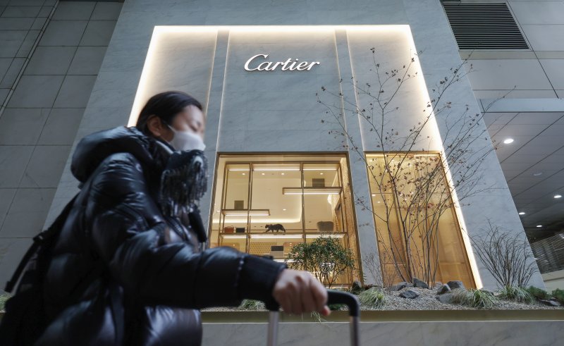 [서울=뉴시스] 김진아 기자 = 프랑스 명품 브랜드 까르띠에(Cartier)가 다음달 국내에서 판매하는 제품 가격을 약 6% 인상한다. 15일 명품 업계에 따르면 까르띠에는 오는 2월 4일 국내에서 판매하는 모든 카테고리의 가격을 올릴 예정이라고 공지했다. 주얼리 품목의 가격은 약 6%, 워치(시계) 품목은 약 6~7% 오른다. 사진은 16일 서울의 한 백화점 까르띠에 매장. 2025.01.16. bluesoda@newsis.com