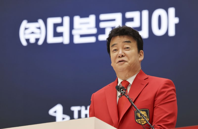 [서울=뉴시스] 김근수 기자 = 백종원 더본 코리아 대표이사가 6일 서울 여의도 한국거래소 홍보관에서 열린 더본 코리아 상장식에서 기념사를 하고 있다. 2024.11.06. ks@newsis.com