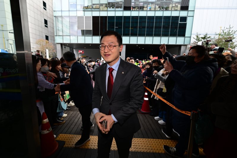 [서울=뉴시스] 박주성 기자 = 김상욱 국민의힘 의원이 5일 오후 서울 마포구 청년문화공간JU에서 열린 한동훈 전 국민의힘 대표 저서 '국민이 먼저입니다' 북콘서트 행사에 참석하고 있다. 2025.03.05. park7691@newsis.com.