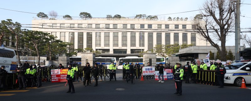 [서울=뉴시스] 김선웅 기자 = 헌재의 윤석열 대통령에 대한 탄핵심판 선고가 임박한 13일 서울 종로구 헌법재판소 앞에서 친 윤석열 대통령 시민들이 탄핵 각하를 촉구하고 있다. 2025.03.13. mangusta@newsis.com